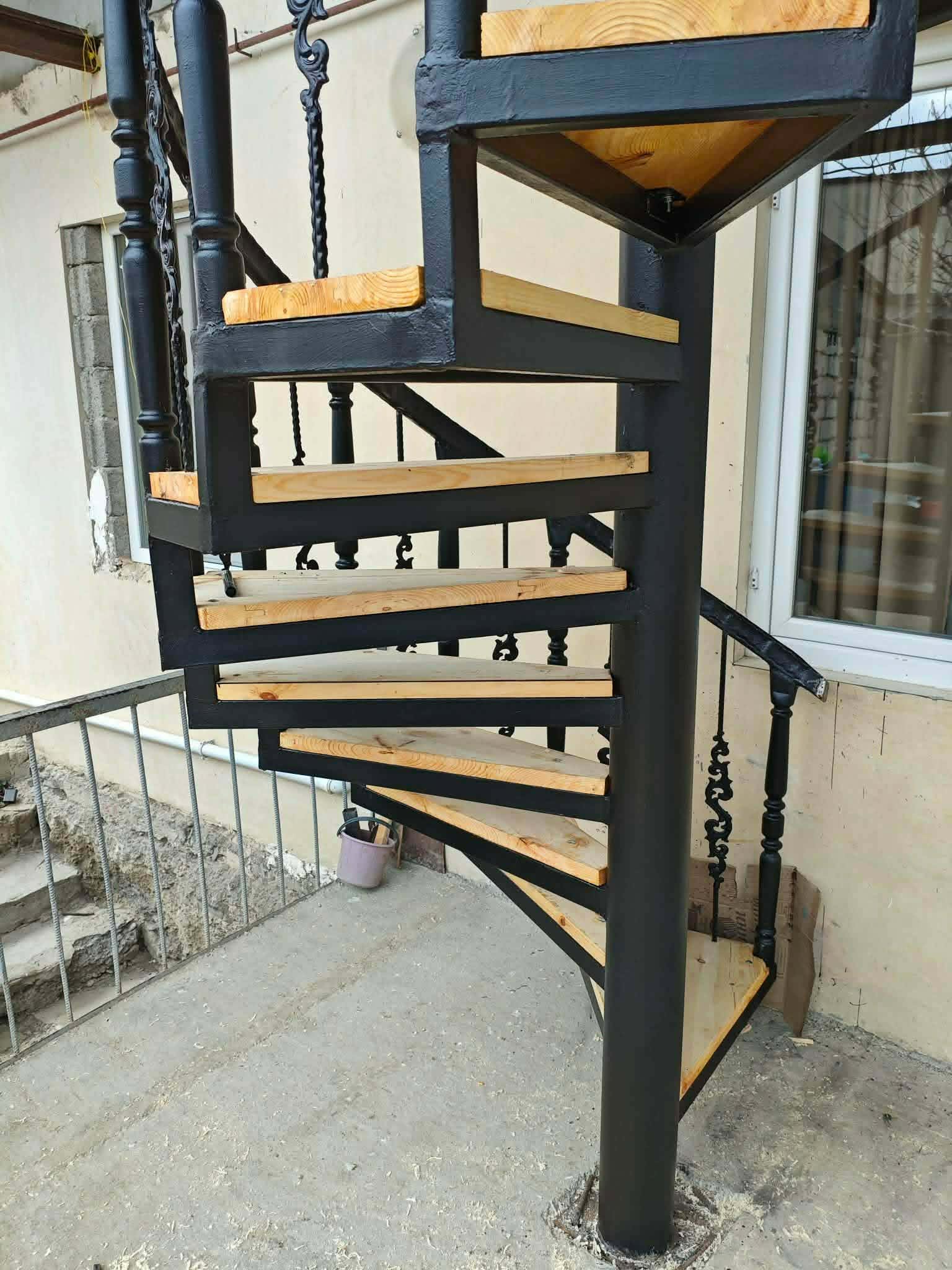 სპირალური კიბის დასრულებული დეტალი